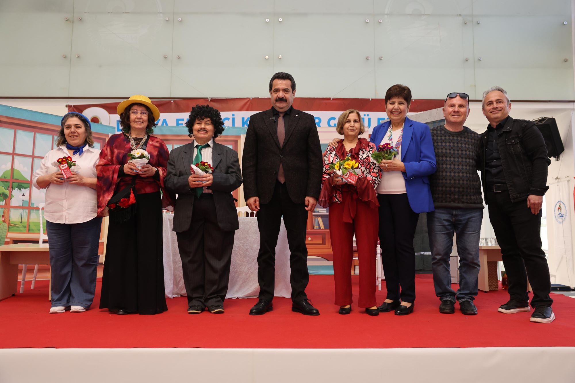 Pamukkale’de 8 Mart’ta çiçekler dayanışma simgesi oldu